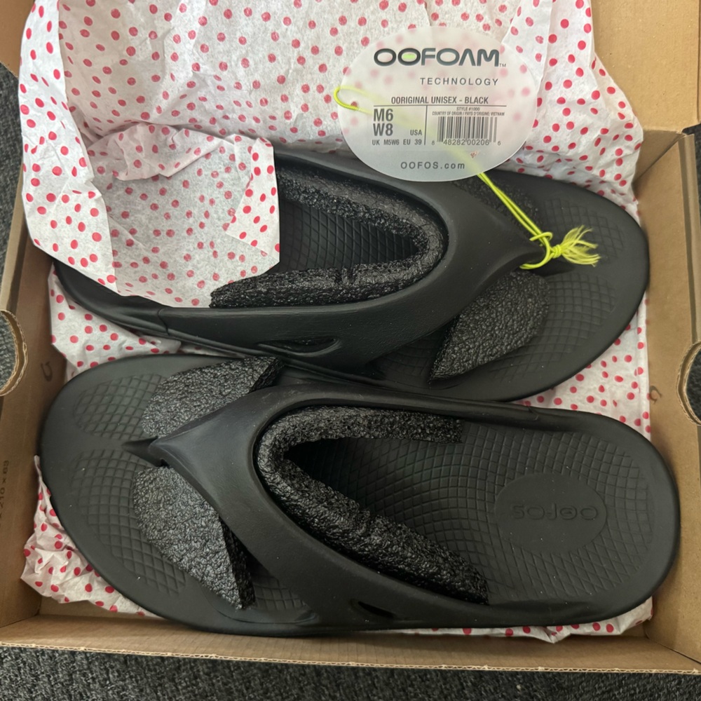 OOFOS Black flip flops